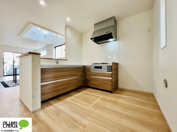 �L�b�`���@�{�H��ʐ^�F�l�C�̃J�E���^�[�L�b�`������́A���r���O�ɂ��邲�Ƒ��̗l�q���f���܂�