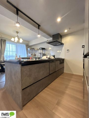 �L�b�`���@�l�C�̃J�E���^�[�L�b�`������́A���r���O�ɂ��邲�Ƒ��̗l�q���f���܂�