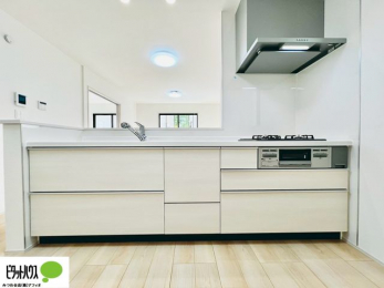 �L�b�`���@�{�H��ʐ^�F�l�C�̃J�E���^�[�L�b�`������́A���r���O�ɂ��邲�Ƒ��̗l�q���f���܂�