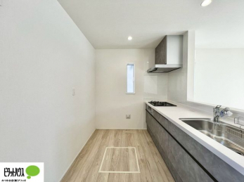 �L�b�`���@�{�H��ʐ^�F�l�C�̃J�E���^�[�L�b�`������́A���r���O�ɂ��邲�Ƒ��̗l�q���f���܂�