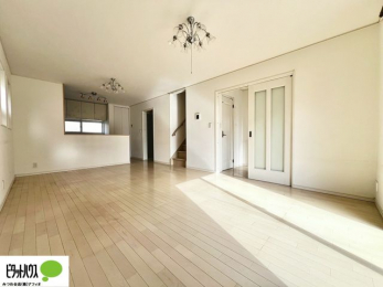 ���r���O�@���r���O�͉Ƒ��ōL�X�Ɖ߂�����17���B�L�b�`�����烊�r���O�����ʂ��āA���q����̗l�q���΂�����B