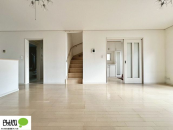 ���r���O�@���R�ƉƑ��̊炪���킹����l�C�̃��r���O�C���K�i�B