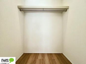 ���[�@�傫�ȃE�H�[�N�C���N���[�[�b�g�ɂ́A�G�ߕ��̈ߗނȂǂ܂Ƃ߂Ď��[�ł��A���������L���g���܂�