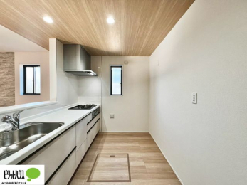 �L�b�`���@�l�C�̃J�E���^�[�L�b�`������́A���r���O�ɂ��邲�Ƒ��̗l�q���f���܂�