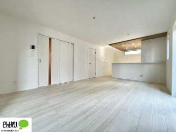 ���r���O�@17���̃��r���O�́A�Ƌ�̔z�u���l���₷�������`�^�ł��B�߂����₷���Ƒ��݂�Ȃ̌e���̏�ɁB