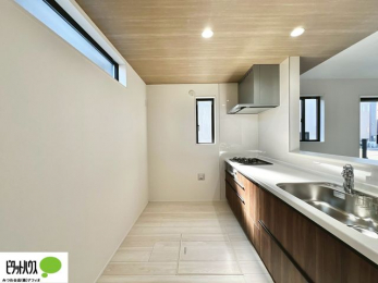 �L�b�`���@�l�C�̃J�E���^�[�L�b�`������́A���r���O�ɂ��邲�Ƒ��̗l�q���f���܂�