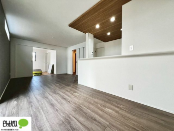 ���r���O�@�傫�ȑ��̂��郊�r���O�͖��邭�A���ʂ����ǂ��A�Ƒ��݂�Ȃ̏΂����������n��܂�