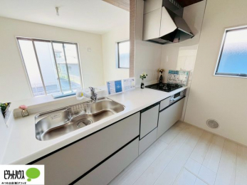 �L�b�`���@�{�H��ʐ^�F�l�C�̃J�E���^�[�L�b�`������́A���r���O�ɂ��邲�Ƒ��̗l�q���f���܂�