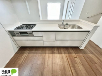 �L�b�`���@�{�H��ʐ^�@�l�C�̃J�E���^�[�L�b�`������́A���r���O�ɂ��邲�Ƒ��̗l�q���f���܂�