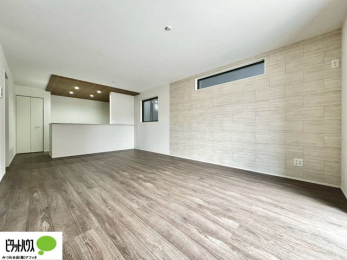 ���r���O�@17.6���̃��r���O�́A�Ƌ�̔z�u���l���₷�������`�^�ł��B�߂����₷���Ƒ��݂�Ȃ̌e���̏�ɁB