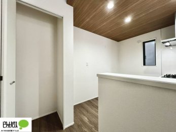 ���̑��@�H���i��ۊǂ�����A�L�b�`���p�i�����[�ł���֗��ȃp���g���[�B