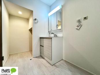 ���ʑ�E���ʏ��@���ʏ��Ɏ��[�X�y�[�X��݂��܂����B������^�I���A�X�g�b�N��܂Ȃǉ����Ƒ����̂Ń��l���ɃX�y�[�X������Əd�󂵂܂��B