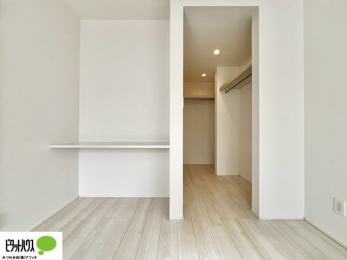 ���[�@�E�H�[�N�C���N���[�[�b�g�͂��m�������[����̂͂������A���s�o�b�N�Ȃǂ̑傫�ȉו������[���Ă����̂ɂ��֗��ł��B