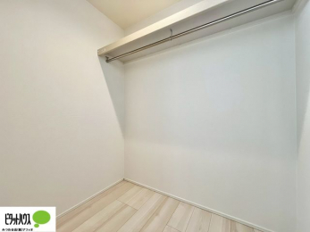 ���[�@�傫�ȃE�H�[�N�C���N���[�[�b�g�ɂ́A�G�ߕ��̈ߗނȂǂ܂Ƃ߂Ď��[�ł��A���������L���g���܂�