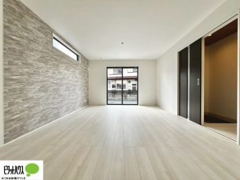 ���r���O�@�傫�ȑ��̂��郊�r���O�͖��邭�A���ʂ����ǂ��A�Ƒ��݂�Ȃ̏΂����������n��܂��B