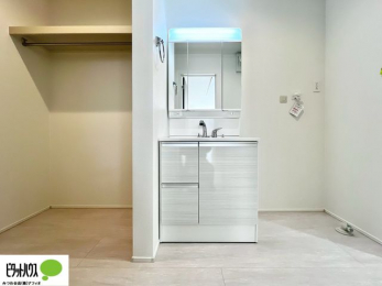 ���ʑ�E���ʏ��@���ʏ��Ɏ��[�X�y�[�X��݂��܂����B������^�I���A�X�g�b�N��܂Ȃǉ����Ƒ����̂Ń��l���ɃX�y�[�X������Əd�󂵂܂��B