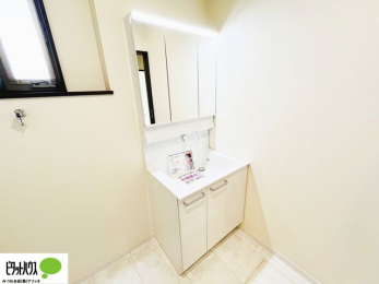 ���ʑ�E���ʏ��@�{�H��ʐ^�F�V�����[�t���O�ʋ����ʑ�B�㕔�ɂ����[�X�y�[�X������A�������X�b�L���Еt���܂�