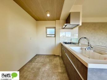 ���ӊ��@�Ƒ��Ƃ��b���Ȃ���y���������ł���J�E���^�[�L�b�`��