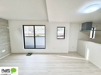 ���r���O�@�傫�ȑ��̂��郊�r���O�͖��邭�A���ʂ����ǂ��A�Ƒ��݂�Ȃ̏΂����������n��܂�