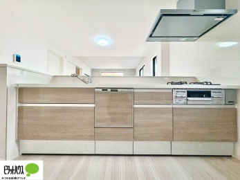 �L�b�`���@�l�C�̃J�E���^�[�L�b�`������́A���r���O�ɂ��邲�Ƒ��̗l�q���f���܂�