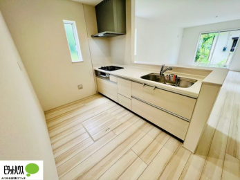 �L�b�`���@�{�H��ʐ^�F�l�C�̃J�E���^�[�L�b�`������́A���r���O�ɂ��邲�Ƒ��̗l�q���f���܂�