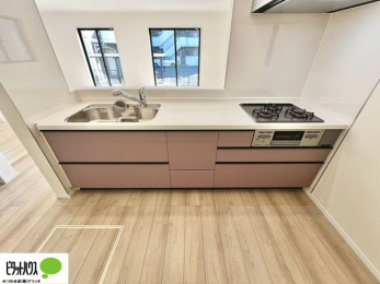 �L�b�`���@�{�H��ʐ^�@�l�C�̃J�E���^�[�L�b�`������́A���r���O�ɂ��邲�Ƒ��̗l�q���f���܂�