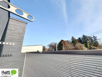 ���ց@���]