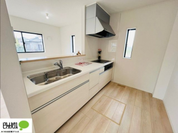 �L�b�`���@�{�H��ʐ^�F�l�C�̃J�E���^�[�L�b�`������́A���r���O�ɂ��邲�Ƒ��̗l�q���f���܂�