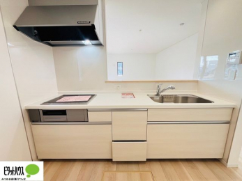 �L�b�`���@�{�H��ʐ^�F�l�C�̃J�E���^�[�L�b�`������́A���r���O�ɂ��邲�Ƒ��̗l�q���f���܂�