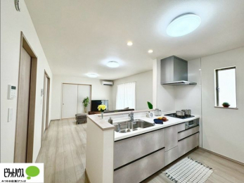 �L�b�`���@�{�H��ʐ^�@�l�C�̃J�E���^�[�L�b�`������́A���r���O�ɂ��邲�Ƒ��̗l�q���f���܂�