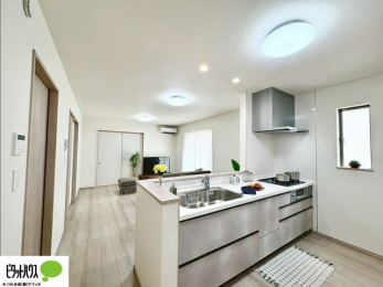 �L�b�`���@�{�H��ʐ^�@�l�C�̃J�E���^�[�L�b�`������́A���r���O�ɂ��邲�Ƒ��̗l�q���f���܂�