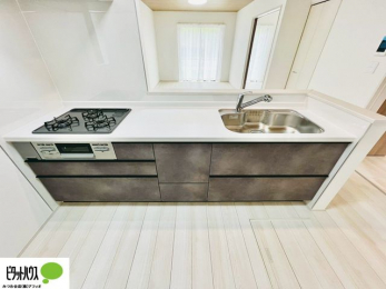 �L�b�`���@�{�H��ʐ^�@�l�C�̃J�E���^�[�L�b�`������́A���r���O�ɂ��邲�Ƒ��̗l�q���f���܂�