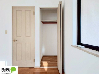 �o���R�j�[�@���ꂼ��̂������Ɏ��[�X�y�[�X������̂Ńv���C�x�[�g�ȉו����g�߂ɒu�����Ƃ��ł��܂��B