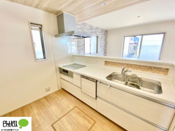 �L�b�`���@�{�H��ʐ^�F�l�C�̃J�E���^�[�L�b�`������́A���r���O�ɂ��邲�Ƒ��̗l�q���f���܂�