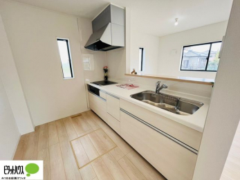 �L�b�`���@�{�H��ʐ^�F�l�C�̃J�E���^�[�L�b�`������́A���r���O�ɂ��邲�Ƒ��̗l�q���f���܂�