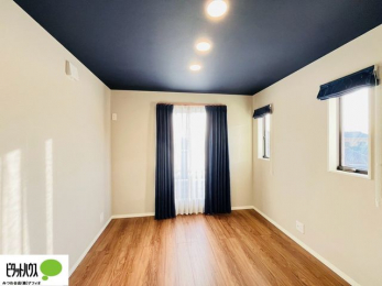 ���̑����ρ@�傫�ȑ����疾�邢�z�˂�������܂��B