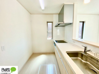 �L�b�`���@�l�C�̃J�E���^�[�L�b�`������́A���r���O�ɂ��邲�Ƒ��̗l�q���f���܂�