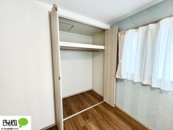 ���[�@�N���[�[�b�g�́A�����E���s��������A��̒����ߗނ����N���N���[�\�ł�