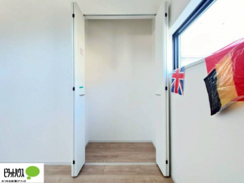 ���[�@�N���[�[�b�g�́A�����E���s��������A��̒����ߗނ����N���N���[�\�ł�