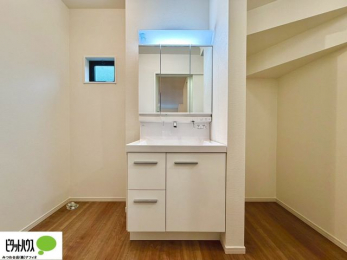 ���ʑ�E���ʏ��@�{�H��ʐ^�@�V�����[�t���O�ʋ����ʑ�B�㕔�ɂ����[�X�y�[�X������A�������X�b�L���Еt���܂�