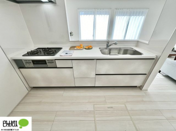 �L�b�`���@�{�H��ʐ^�@�l�C�̃J�E���^�[�L�b�`������́A���r���O�ɂ��邲�Ƒ��̗l�q���f���܂�