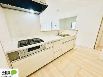 �L�b�`���@�{�H��ʐ^�F�l�C�̃J�E���^�[�L�b�`������́A���r���O�ɂ��邲�Ƒ��̗l�q���f���܂�