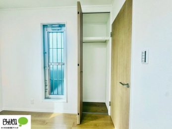 �q�������@�N���[�[�b�g�́A�����E���s��������A��̒����ߗނ����N���N���[�\�ł�