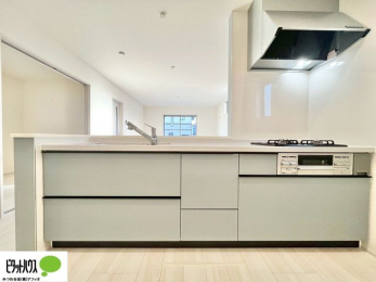 �L�b�`���@�{�H��ʐ^�F�l�C�̃J�E���^�[�L�b�`������́A���r���O�ɂ��邲�Ƒ��̗l�q���f���܂�