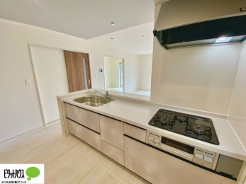 �L�b�`���@�{�H��ʐ^�F�l�C�̃J�E���^�[�L�b�`������́A���r���O�ɂ��邲�Ƒ��̗l�q���f���܂�