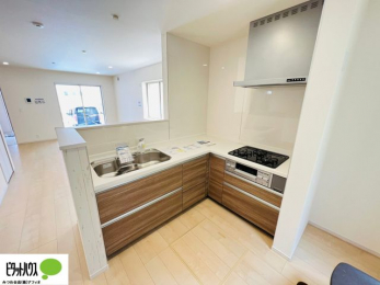 �L�b�`���@�{�H��ʐ^�F�l�C�̃J�E���^�[�L�b�`������́A���r���O�ɂ��邲�Ƒ��̗l�q���f���܂�