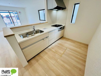 �L�b�`���@�{�H��ʐ^�F�l�C�̃J�E���^�[�L�b�`������́A���r���O�ɂ��邲�Ƒ��̗l�q���f���܂�