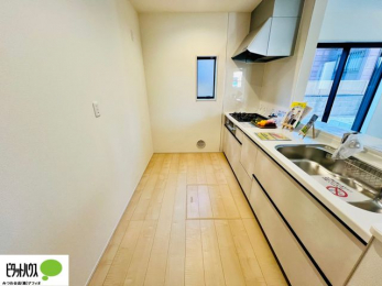 �L�b�`���@�{�H��ʐ^�F�l�C�̃J�E���^�[�L�b�`������́A���r���O�ɂ��邲�Ƒ��̗l�q���f���܂�