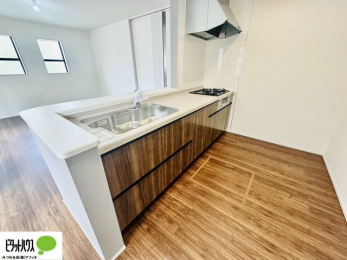 �L�b�`���@�{�H��ʐ^�F�l�C�̃J�E���^�[�L�b�`������́A���r���O�ɂ��邲�Ƒ��̗l�q���f���܂�