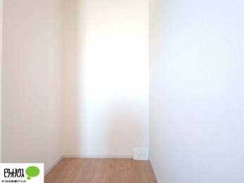 ���[�@�傫�ȃE�H�[�N�C���N���[�[�b�g�ɂ́A�G�ߕ��̈ߗނȂǂ܂Ƃ߂Ď��[�ł��A���������L���g���܂�